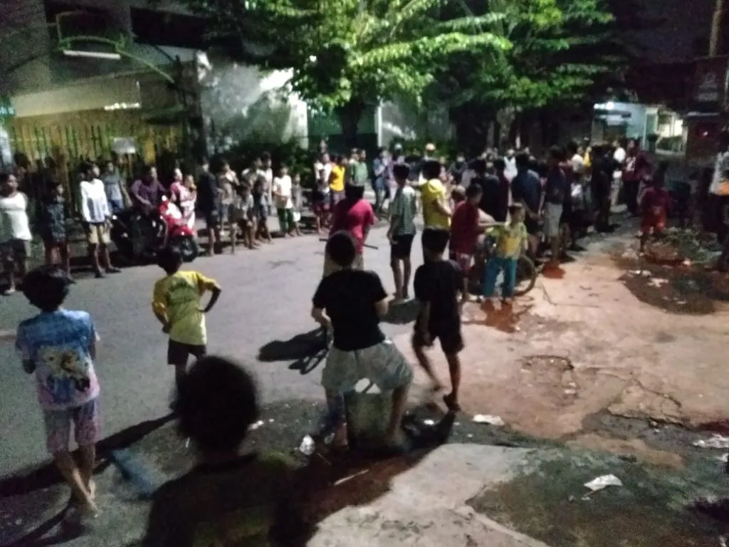 Anak-anak berkumpul menyaksikan balap liar sepeda ontel