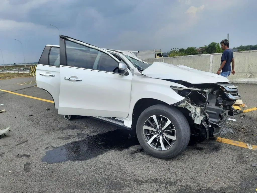 Mobil Pajero Sport wana putih bernopol B 1284 BJU yang ditumpangi Vanessa Angel bersama suami, anak, sopir dan pengasuh anaknya.