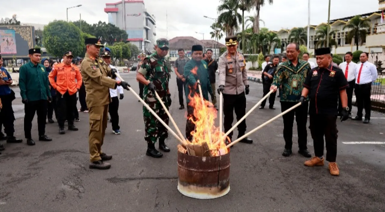 Jaga Kekhusyukan Ibadah, Polres Jember Musnahkan 14.700 Botol Arak hingga Ratusan Gram Sabu