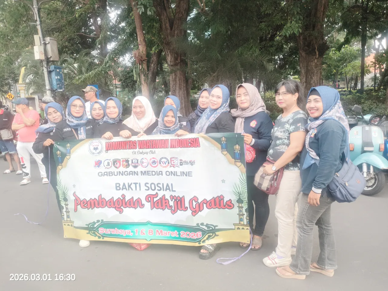 Komunitas Wartawan Indonesia (KWI) Bagi Takjil di Jl. Raya Bambu Runcing, Wujud Kepedulian Insan Pers di Bulan Ramadhan