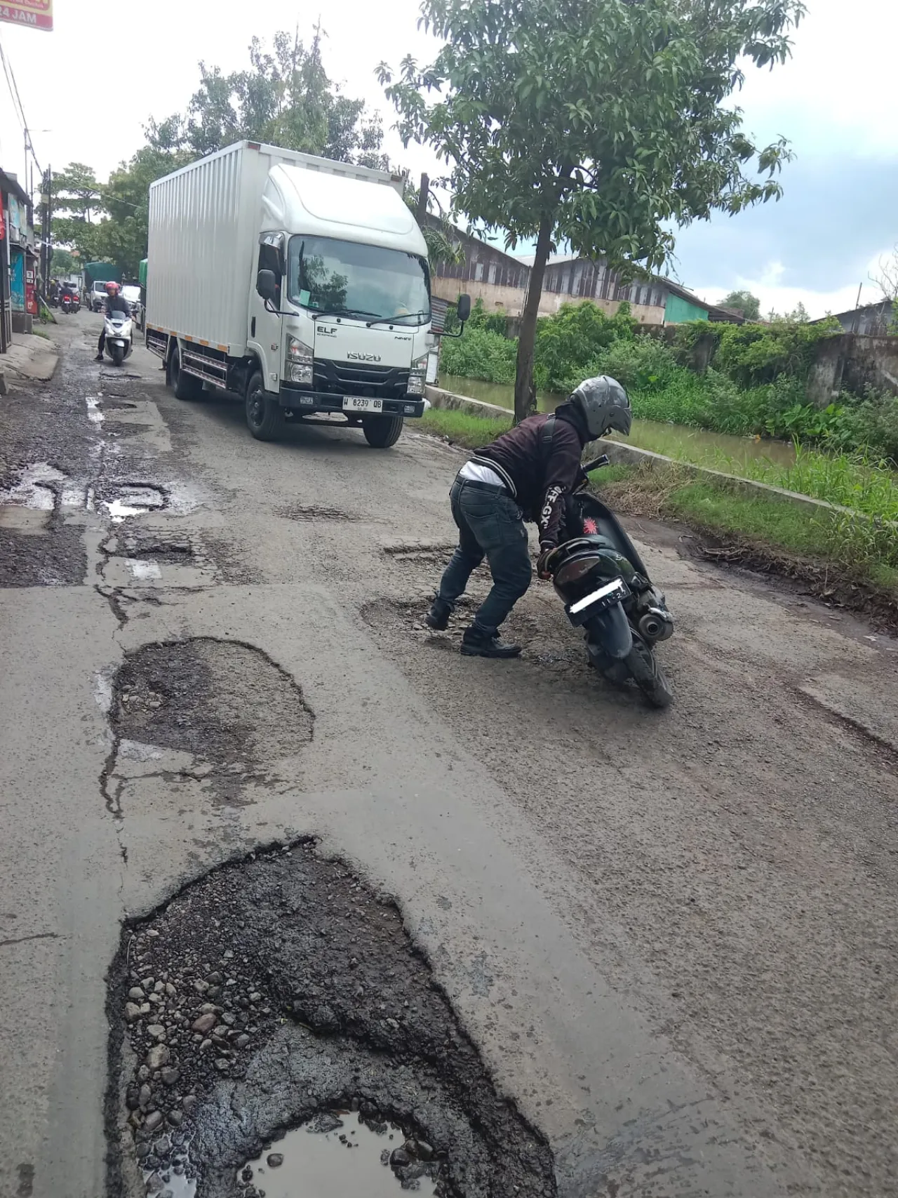 Seorang pemuda yang berinisial (A) tidak mau di sebutkan namanya yang menjadi korban terjatuh dari motornya