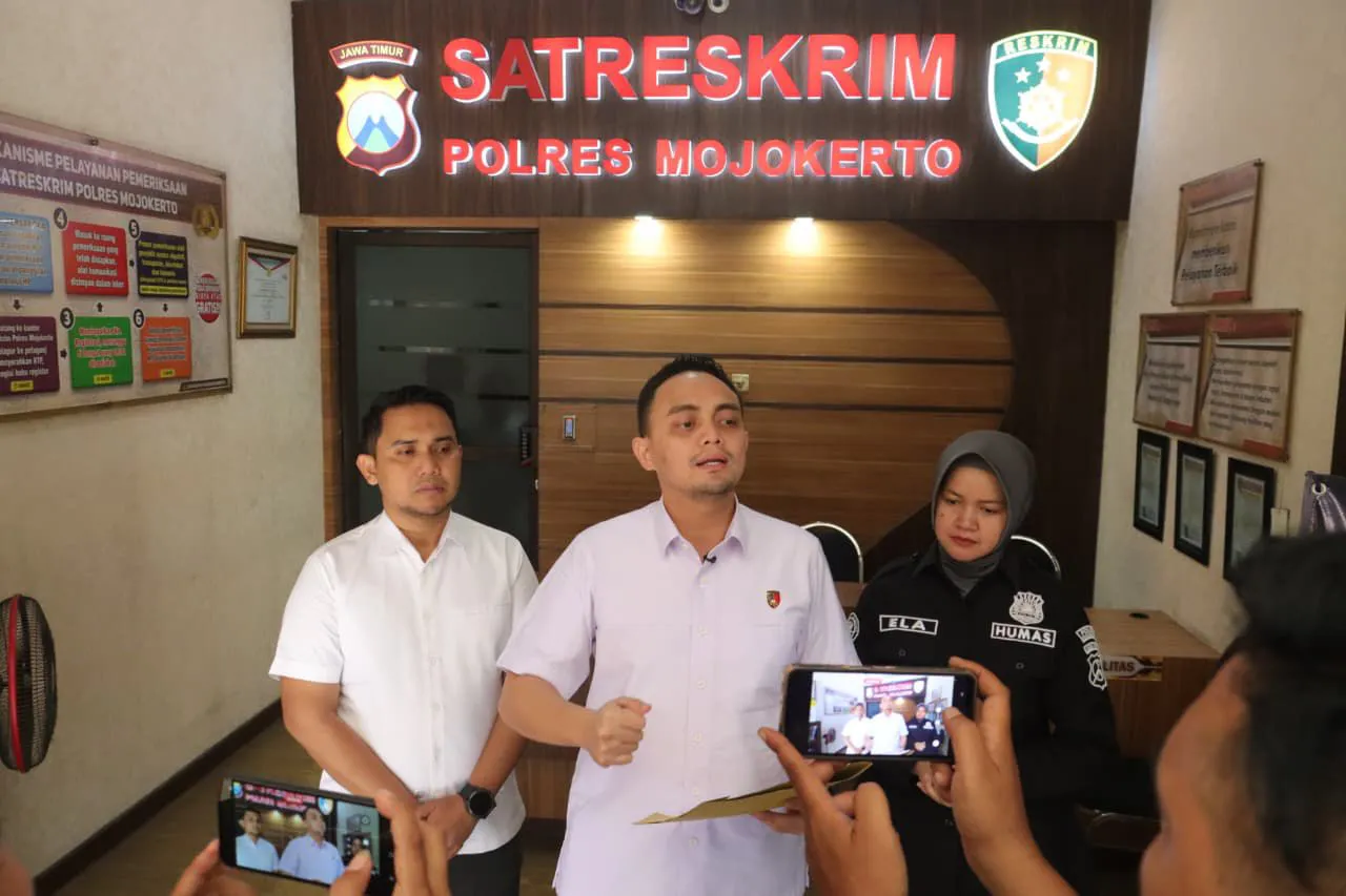 Kasatreskrim Polres Mojokerto saat sesi wawancara bersama crew media