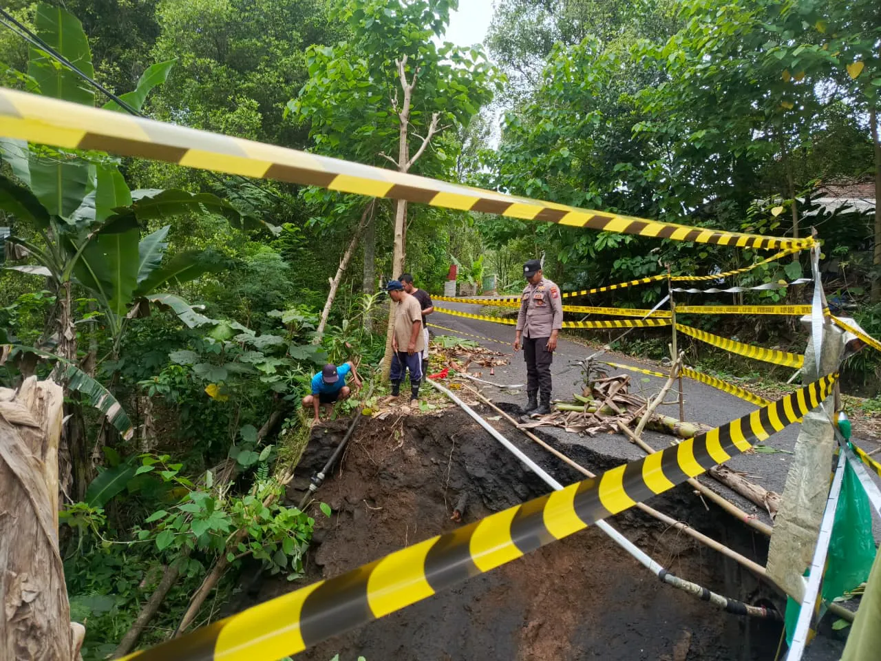 Polres Lumajang Polda Jatim melalui Polsek Tempursari memasang police line dan rambu-rambu peringatan di lokasi tanah longsor yang terjadi di bahu Jalan Raya Desa Kaliuling menuju Desa Pundungsari.