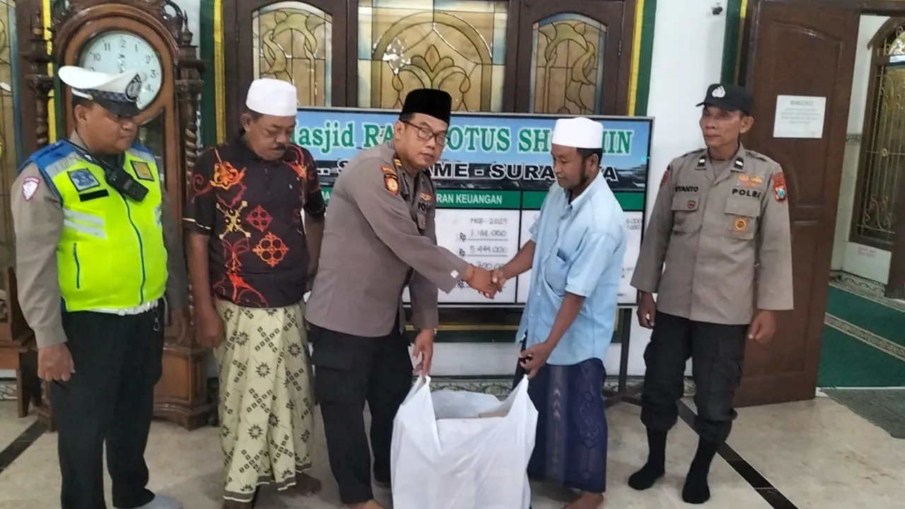 Penyerahan takjil secara simbolis oleh Kanit Samapta Polsek Semampir, Iptu Sugiyono.