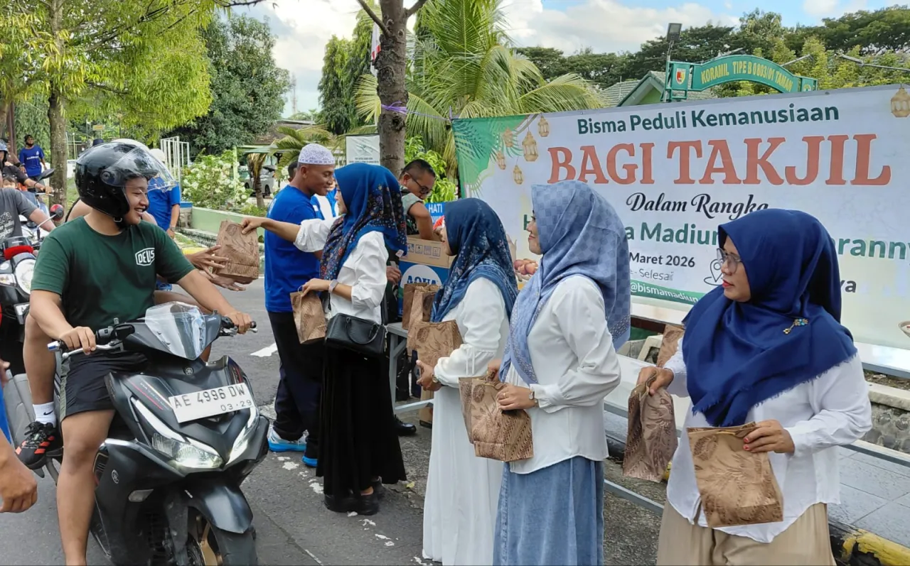 Bisma Madiun Gelar Aksi Sosial Bagi-Bagi Takjil