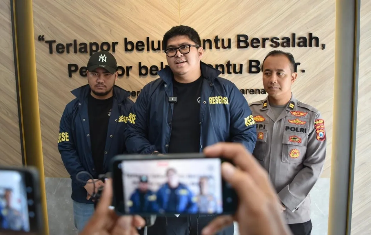 Kasat Reskrim Polres Gresik AKP Arya Widjaya dalam wawancara bersama awak media.