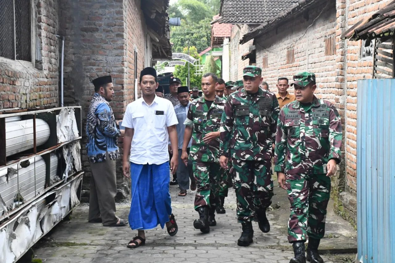 Danrem 081/DSJ Kolonel Arm Untoro Hariyanto meninjau Panti Asuhan Kanzul Huda di Desa Gundik, Kecamatan Slahung, Kabupaten Ponorogo, Jumat (6/3/2026).