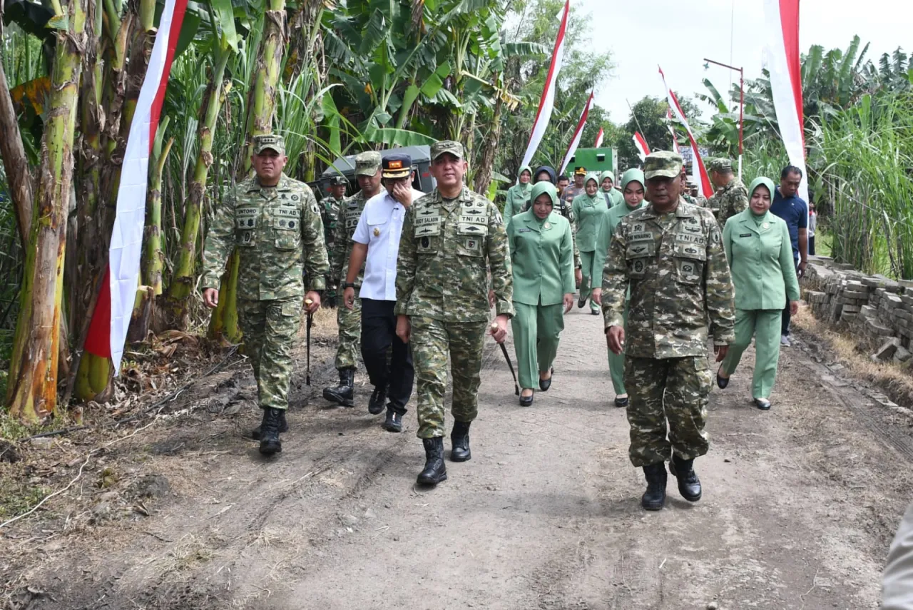 Foto: Danrem 081/DSJ Kolonel Arm Untoro Hariyanto menegaskan bahwa sejumlah titik pembangunan Jembatan Perintis Garuda tahap II yang dibangun di wilayah jajarannya telah rampung 100 persen.