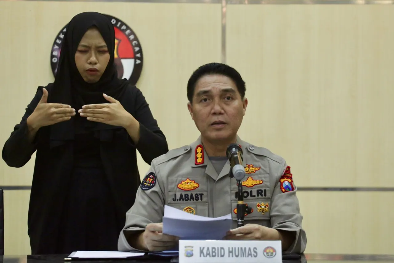 Foto : Melalui Humas Polda Jatim, Polda Jatim Amankan Tersangka Kasus Kekerasan Seksual Atlet Perempuan.