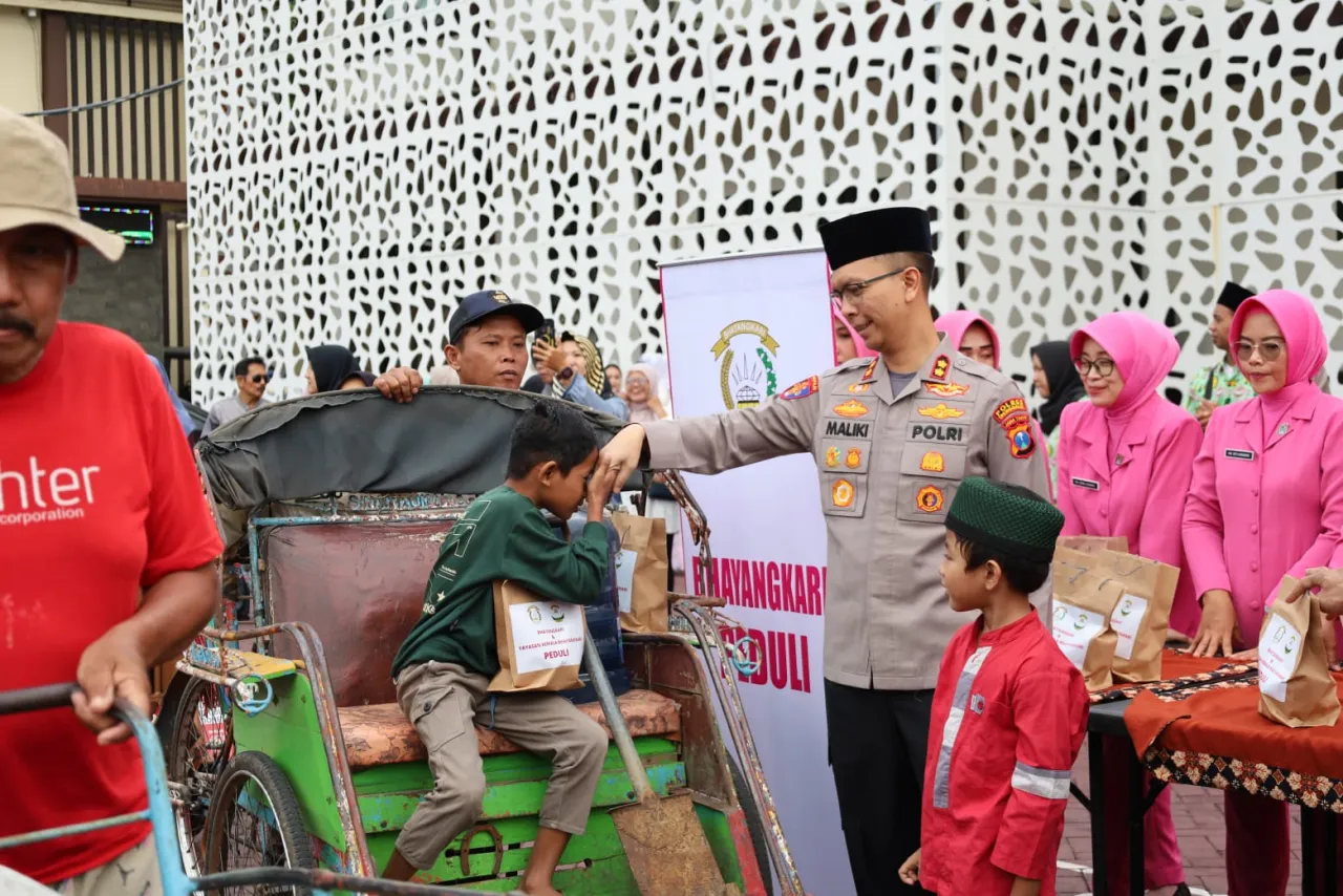 Foto Polres Trenggalek dan Bhayangkari Berbagi Ratusan Menu Buka Puasa Gratis.