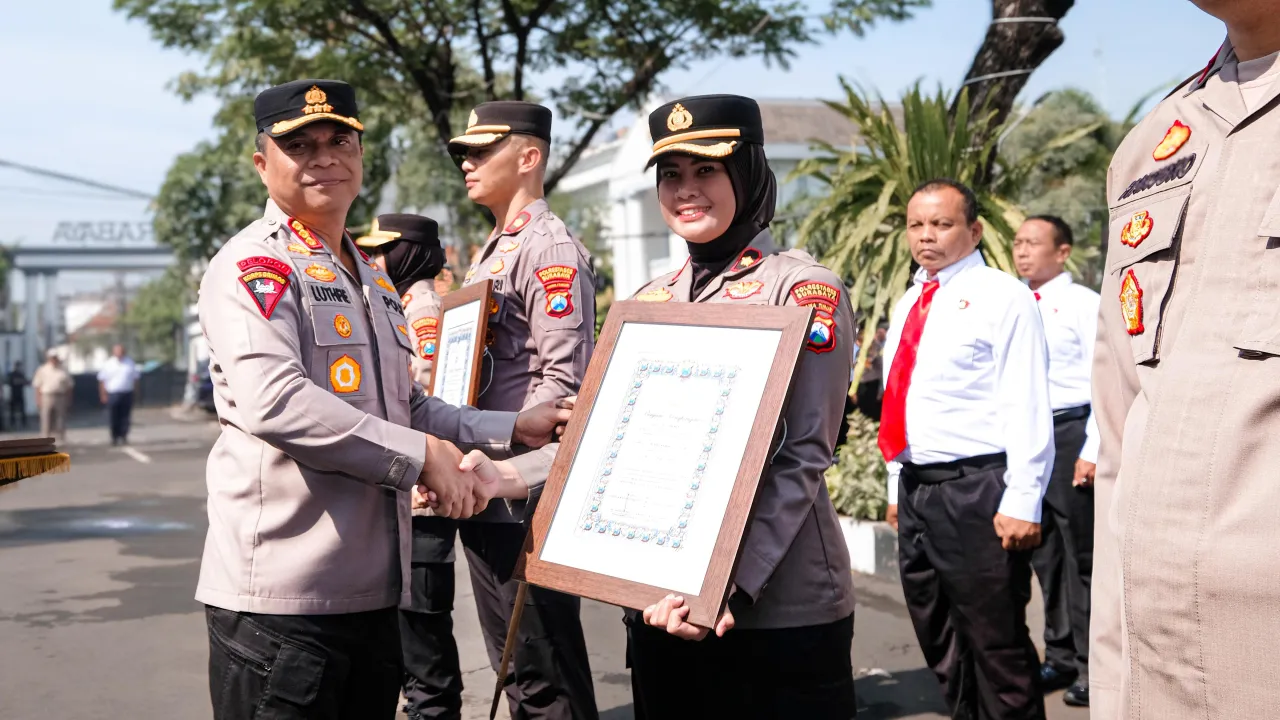 Foto : Kapolrestabes Surabaya Beri Penghargaan Anggota dan Warga Berprestasi