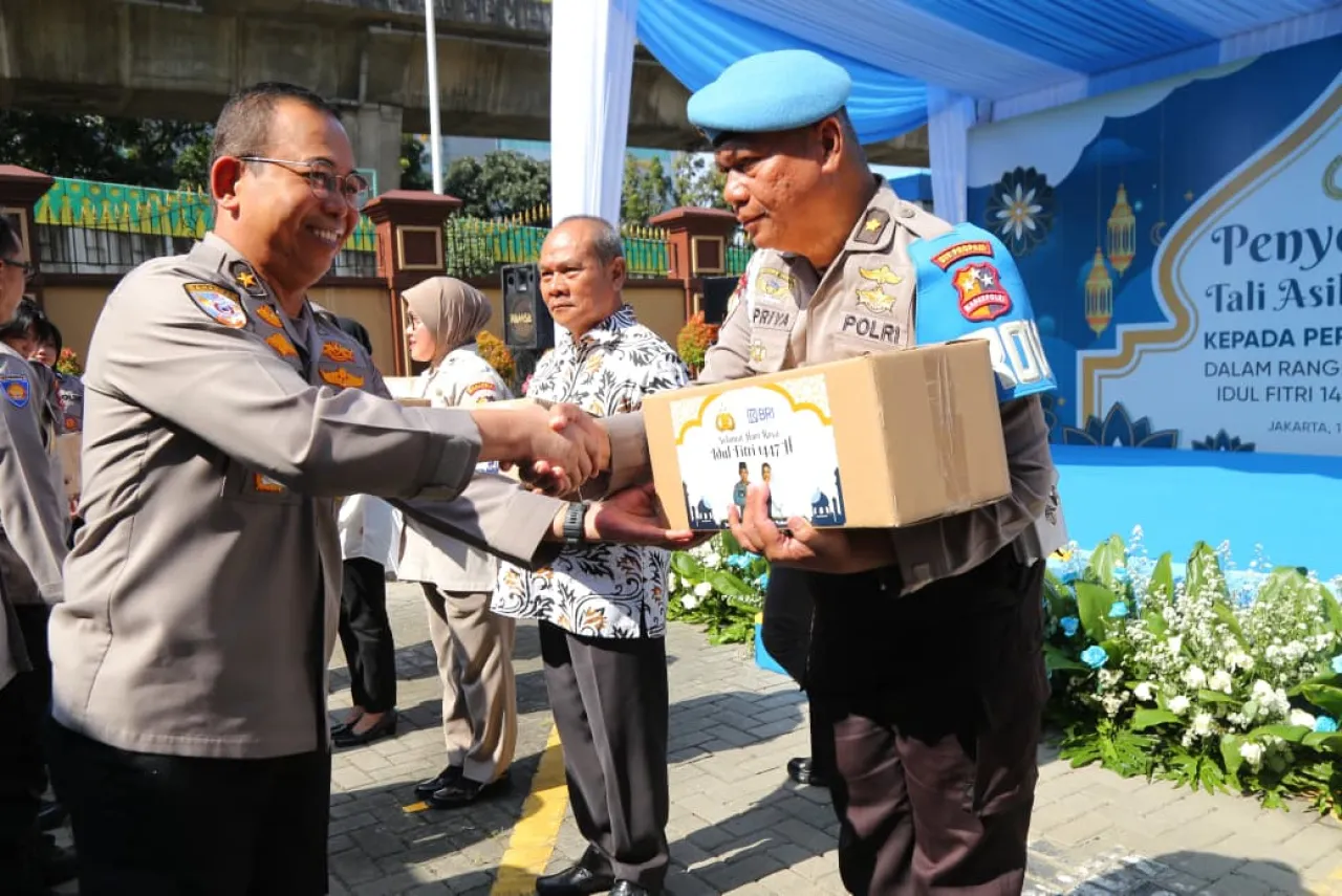 Foto : Jelang Lebaran, Kapolri Salurkan Tali Asih dan Sembako kepada Personel Polri.