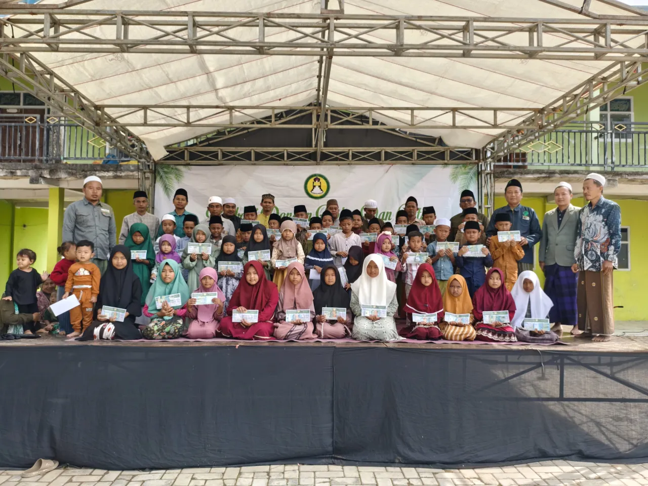 Foto : Sekitar 70 Anak Yatim Mendapatkan Santunan Dari Ponpes Mansyaul Ulum Congkop Sampang - Madura 