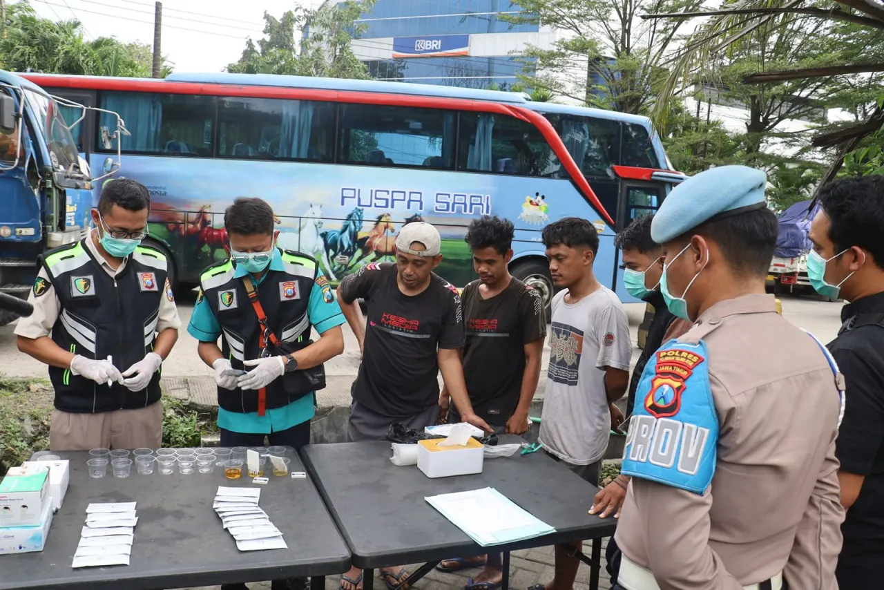 Foto : Pastikan Keselamatan Perjalanan Polres Tanjung Perak Cek Urine 43 Sopir Truk dan Bus Jelang Mudik Lebaran. 