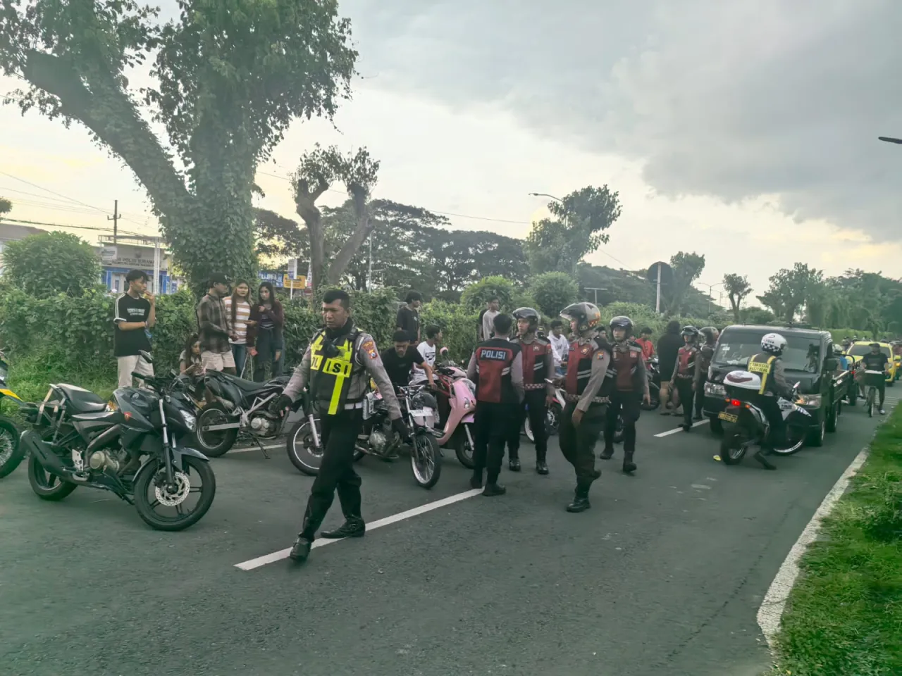 Foto : Polres Pelabuhan Tanjung Perak Amankan 15 Motor Saat Tertibkan Balap Liar di Jalan HM Noer Surabaya