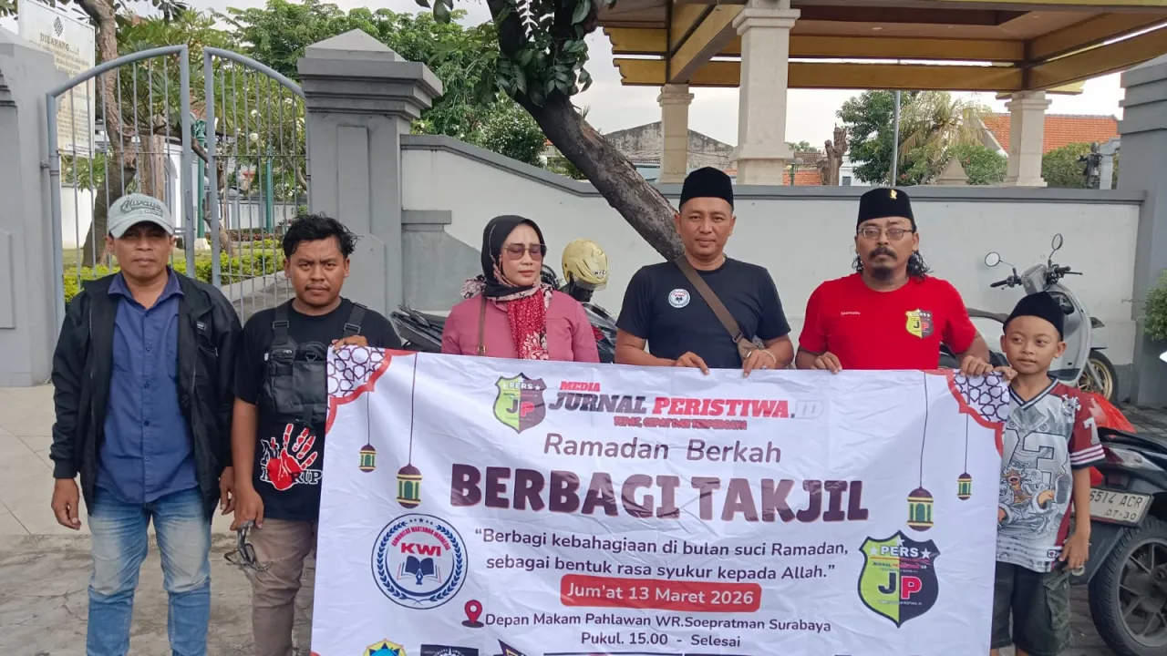 Foto : Media Jurnal Peristiwa Gelar Aksi “Ramadan Berkah”, Bagikan 250 Paket Takjil di Depan Makam Pahlawan WR Soepratman