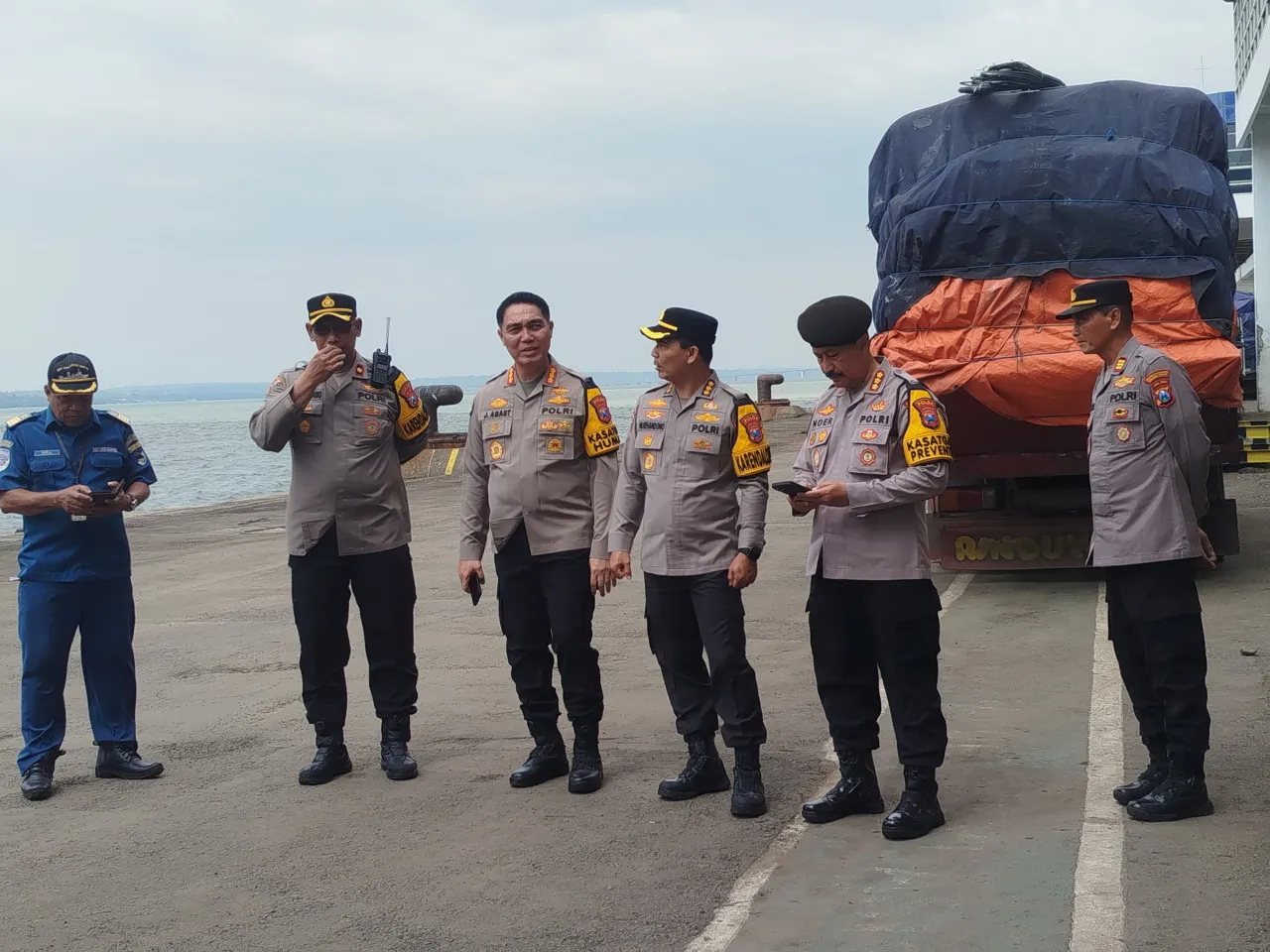 Foto : Polda Jatim Pastikan Kesiapan Pos Terpadu di Pelabuhan Tanjung Perak Wujudkan Mudik Aman Keluarga Bahagia