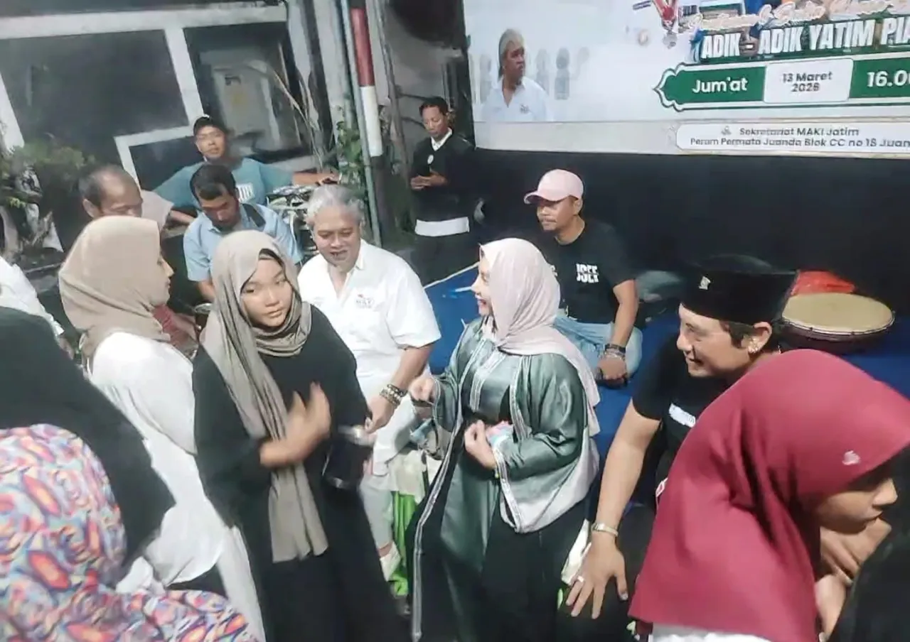 Foto : Ketua Maki Jatim Bersama Istri sedang membagikan santunan kepada anak yatim