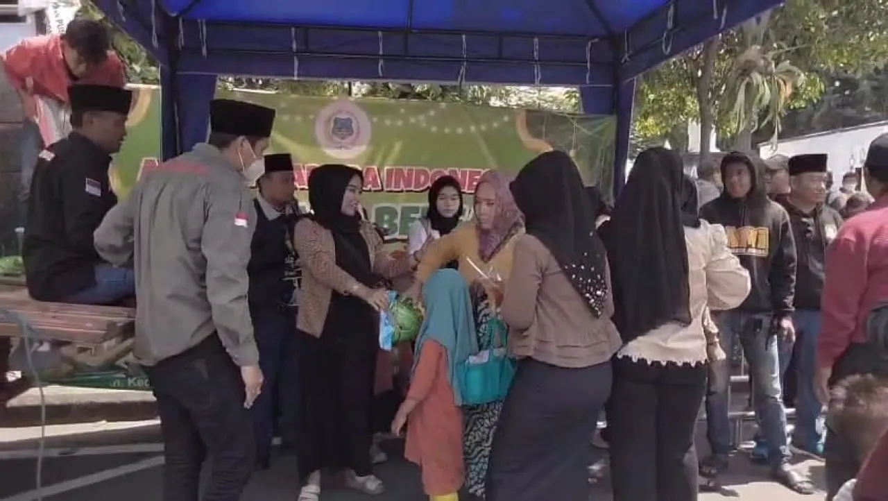 Aliansi Madura Indonesia Salurkan 2.000 Paket Sembako di Depan Gedung Grahadi