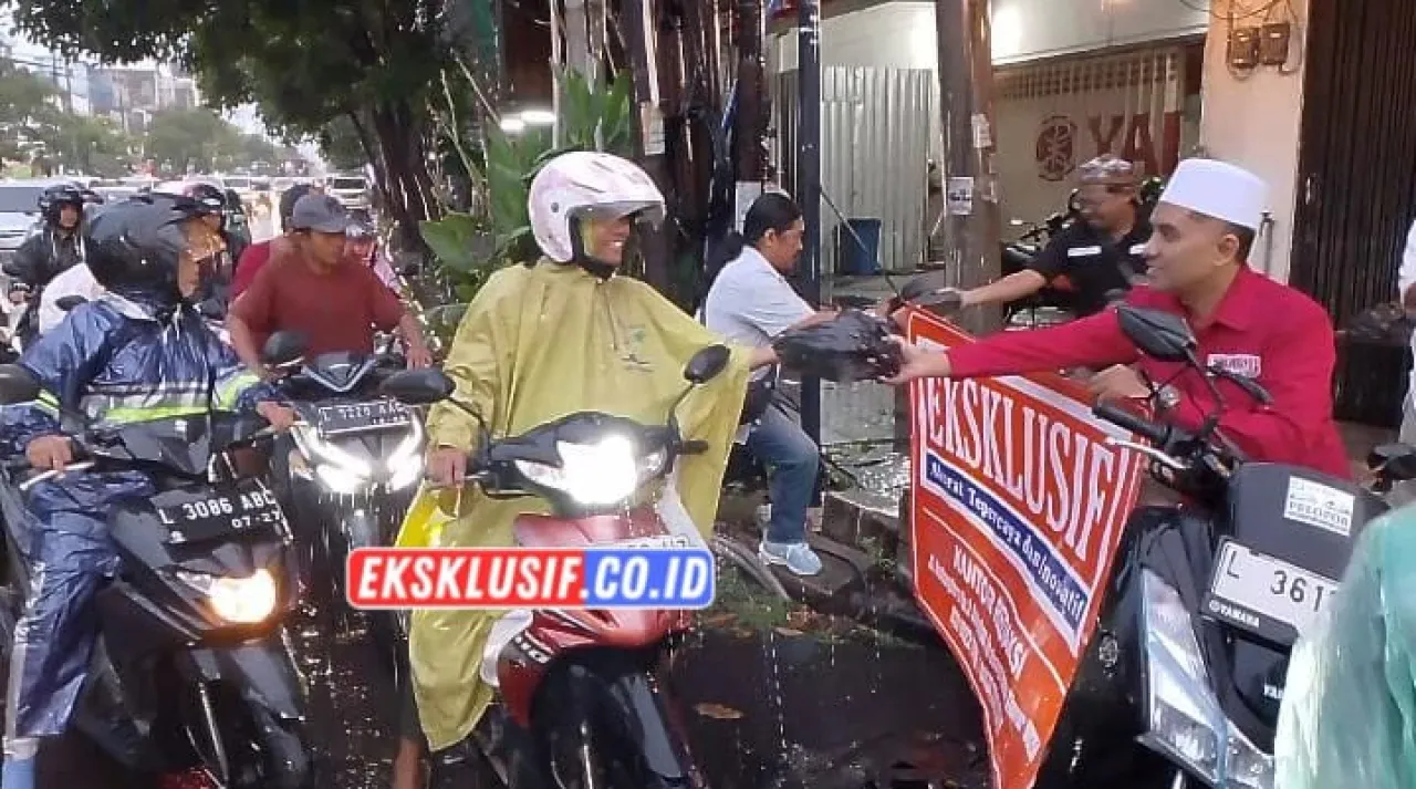 Ket foto : Rayakan HUT ke-5 di Bulan Suci Ramadan, Media Online Eksklusif.co.id Tebar Takjil dan Gelar Buka Puasa Bersama