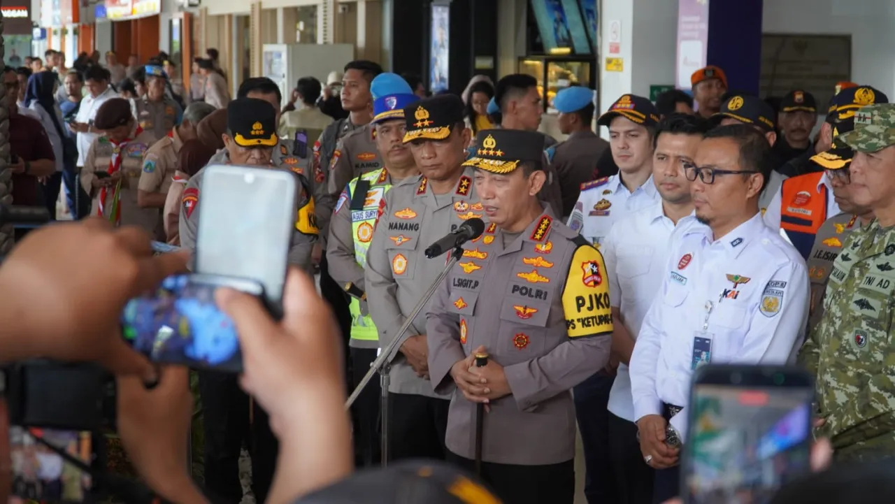 Ket Foto : Kapolrestabes Surabaya dampingi Kapolri Tinjau Posko Terpadu Stasiun Surabaya Gubeng