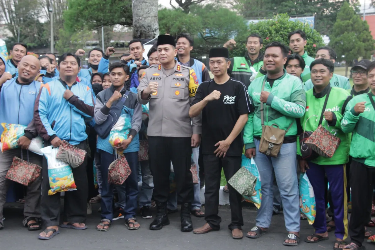 Ket Foto : Sinergi Polres Bondowoso dan PKDI Hadirkan Senyum Ojol Saat Menjelang Berbuka