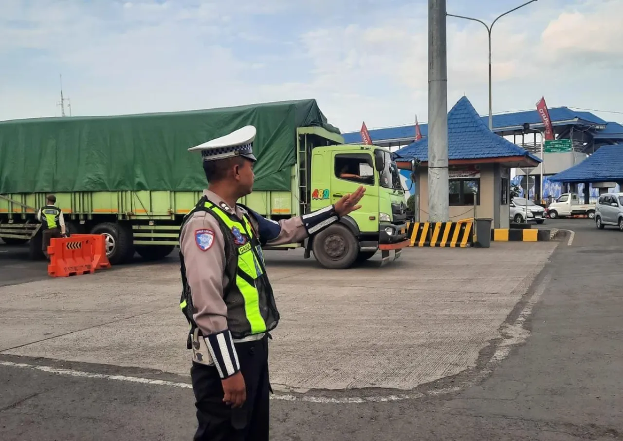 Hari Keempat Operasi Ketupat Semeru Polda Jatim Pastikan Jalur Tol dan Arteri Lancar