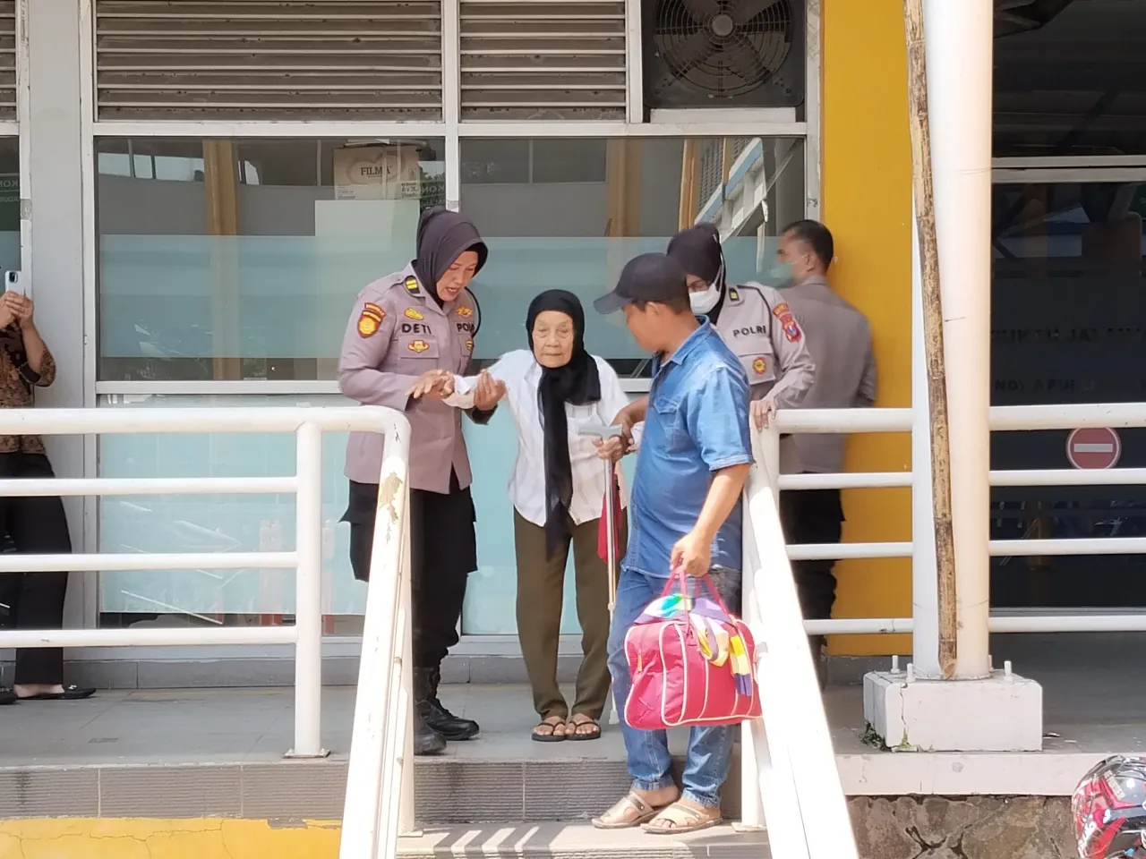Ket Foto : Layanan Humanis Polwan Polresta Sidoarjo Bantu Lansia di Terminal Purabaya Saat Arus Mudik