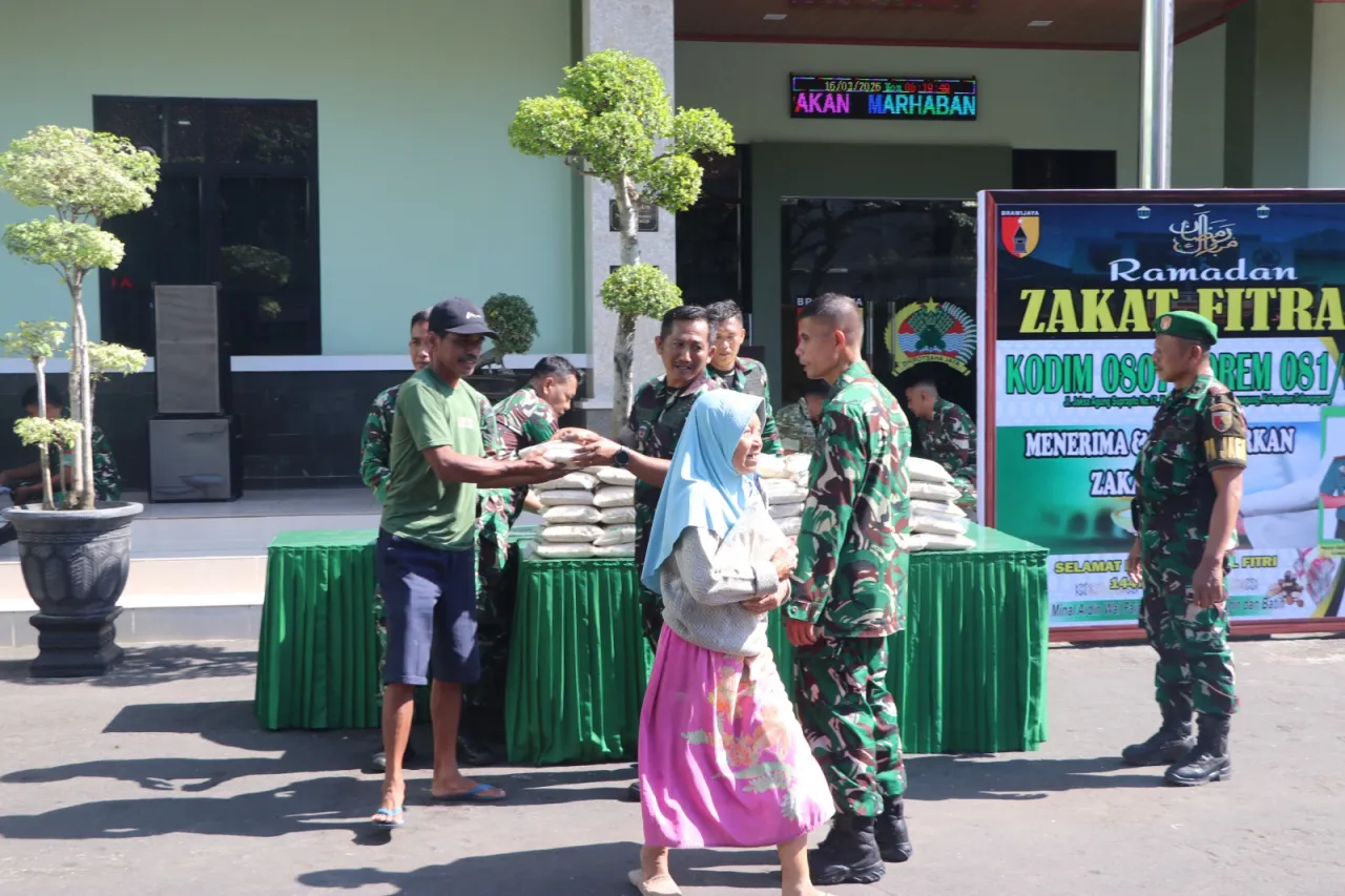Ket Foto : Perkuat Kebersamaan Ramadan, Kodim 0807 Tulungagung Salurkan Zakat Fitrah