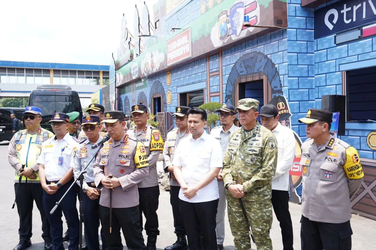 Ket Foto : Kapolri Tinjau Terminal Purabaya Didampingi Pangdam V/Brawijaya Pastikan Keamanan Mudik Lebaran dan Kesiapan Transportasi Nasional