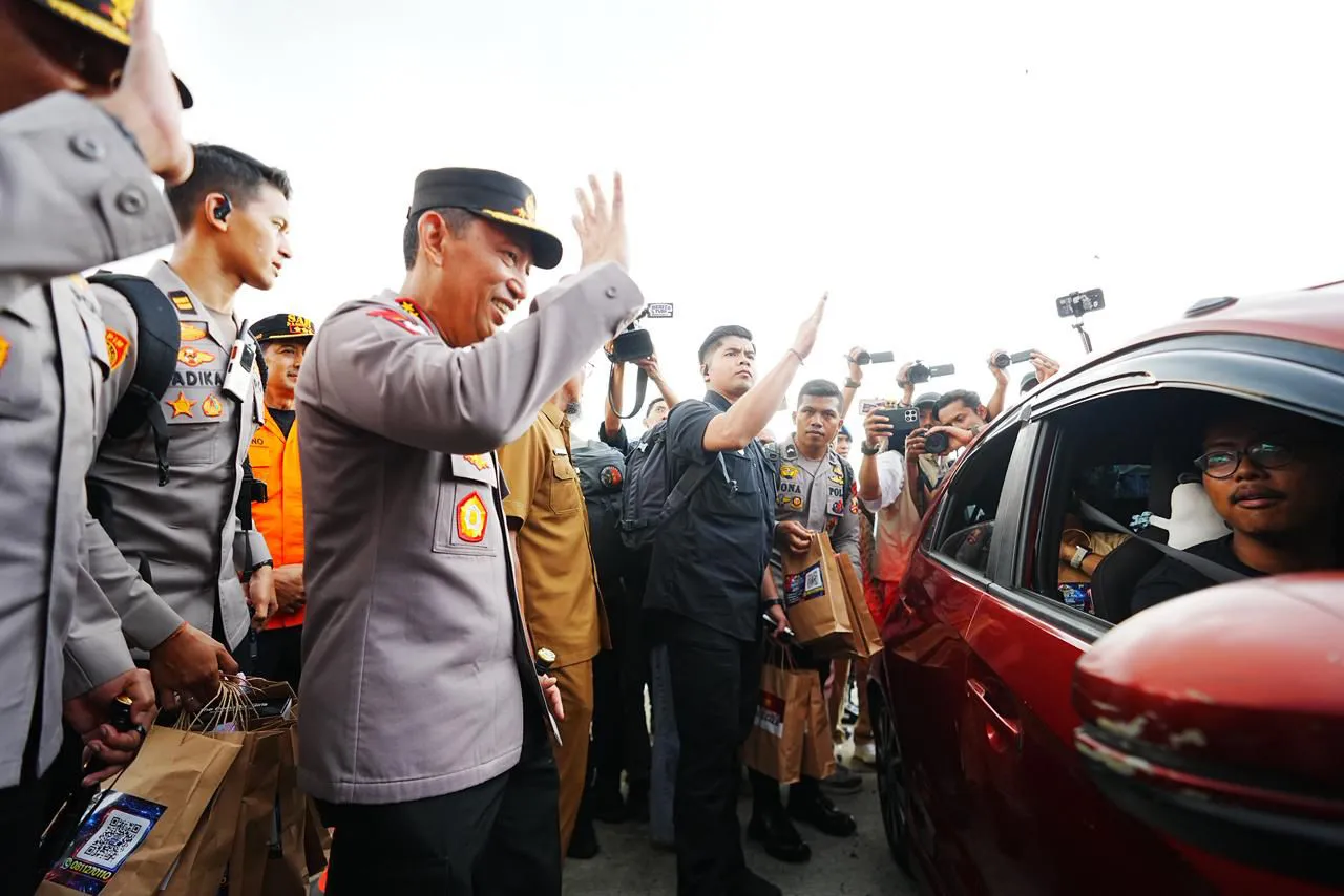 Ket Foto : Tinjau Kalikangkung, Kapolri Pastikan Pelayanan hingga Rekayasa Lalin Optimal Hadapi Mudik 