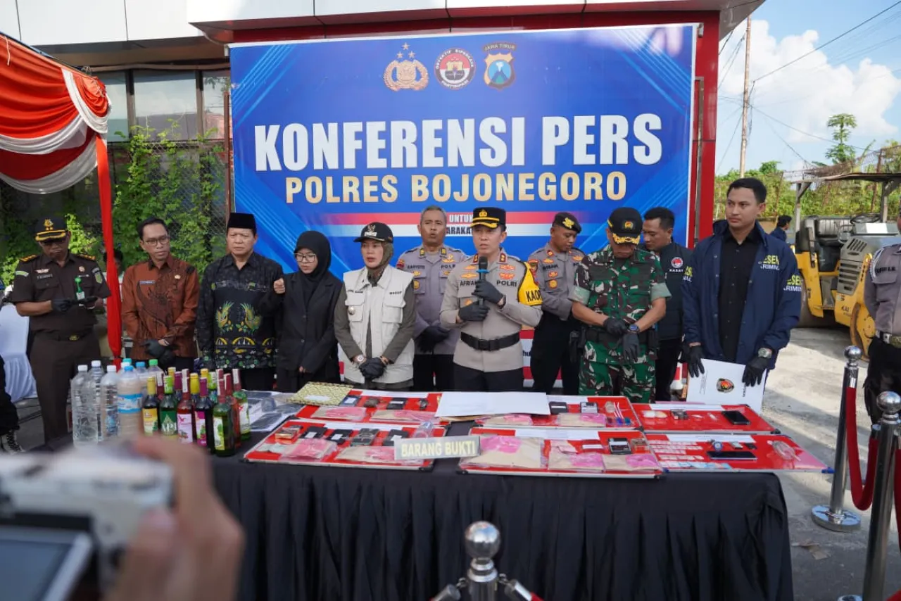 Ket Foto : Polres Bojonegoro Bongkar Jaringan Peredaran Sabu dan Ganja, 13 Tersangka Ditangkap
