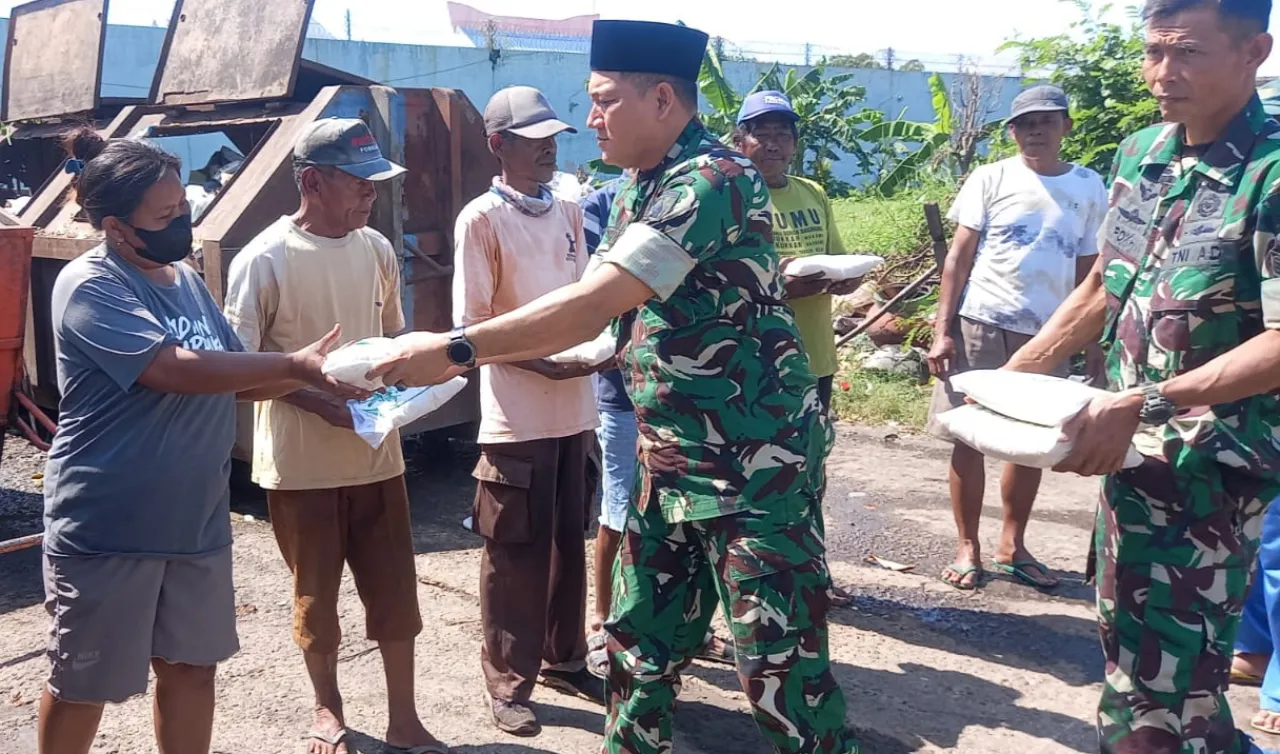 Ket Foto : Korem 081/DSJ Salurkan Zakat Fitrah Hampir 1 Ton Beras