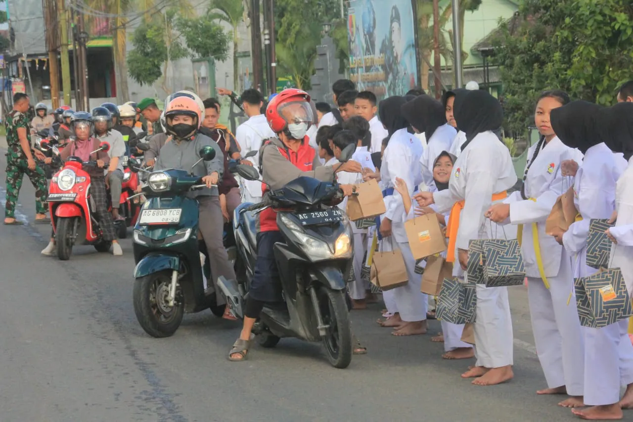 Ket Foto : Dari Dojo ke Jalanan, Anak-anak Karate INKAI Ranting Kodim 0806/Trenggalek Berbagi Takjil