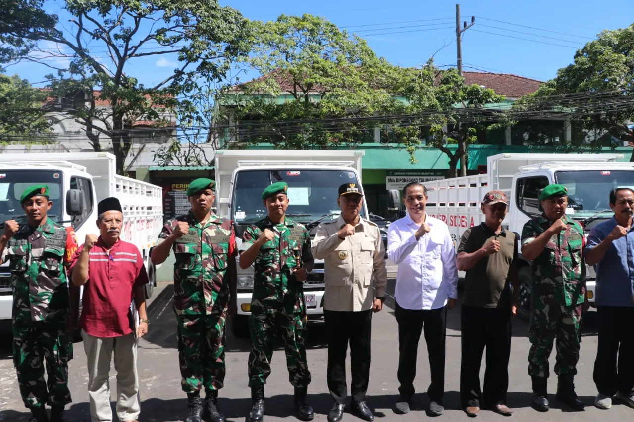 Ket Foto : Pemkab dan Kodim Tulungagung Distribusikan 8 Truk Operasional KDKMP Jelang Lebaran