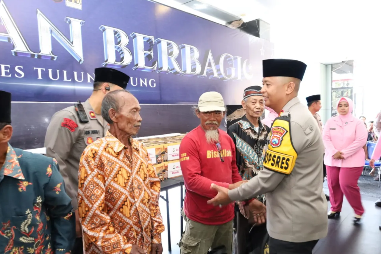 Ket Foto : Ramadhan Berbagi : Polres Tulungagung Salurkan Bantuan Sembako Untuk Penggali Kubur dan Bilal Jenazah