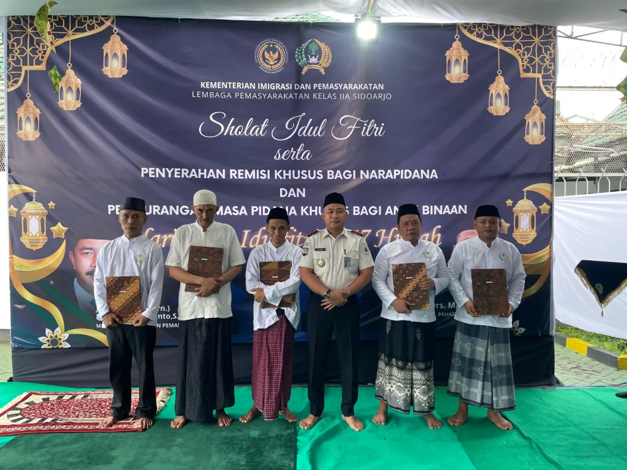 LAPAS SIDOARJO GELAR SHOLAT IDUL FITRI DIRANGKAIKAN DENGAN PEMBERIAN REMISI KHUSUS