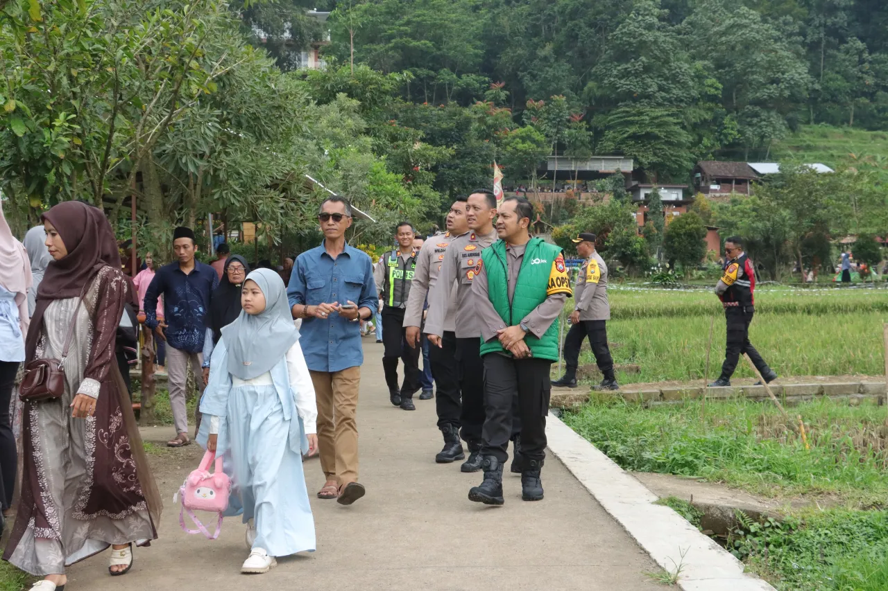 Ket Foto : Kapolres Mojokerto Tinjau Objek Wisata di Libur Lebaran Pastikan Keamanan Pengunjung