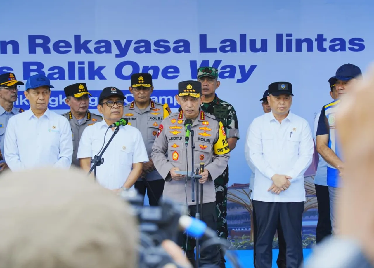 Ket Foto : Pimpin One Way Nasional Arus Balik Lebaran, Kapolri ke Pemudik: Utamakan Keselamatan 