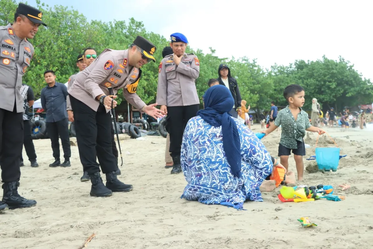 Ket Foto : Kapolres Gresik Tinjau Pantai Dalegan Pastikan Keamanan Wisatawan