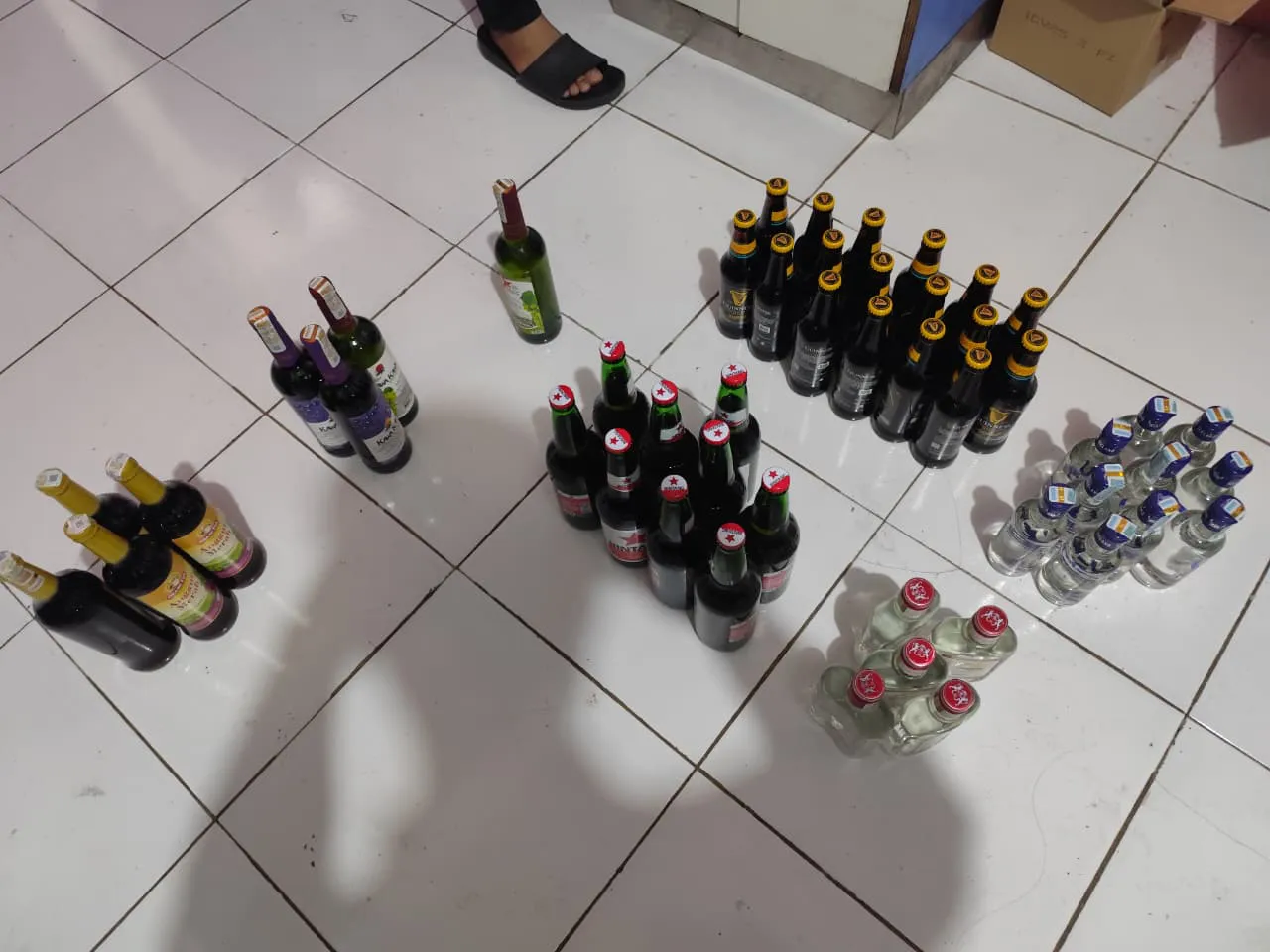 Polres Gresik Amankan 16 Orang dan Puluhan Botol Miras di Cerme, Respons Aduan “Cak Rama"