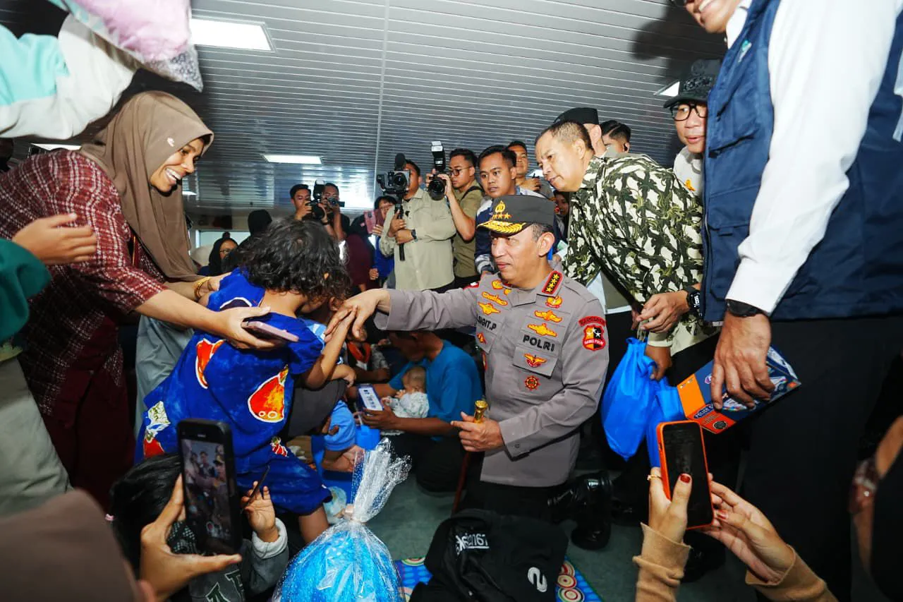 Ket Foto : Tinjau Arus Balik di Pelabuhan Bakauheni, Kapolri Pastikan Pemudik Aman-Selamat Sampai Tujuan 