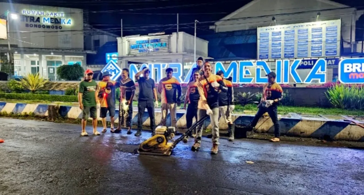 Bondowoso Darurat Jalan Rusak: Relawan Makelar Akherat Turun Tangan Perbaiki 50 Jalan Berlubang