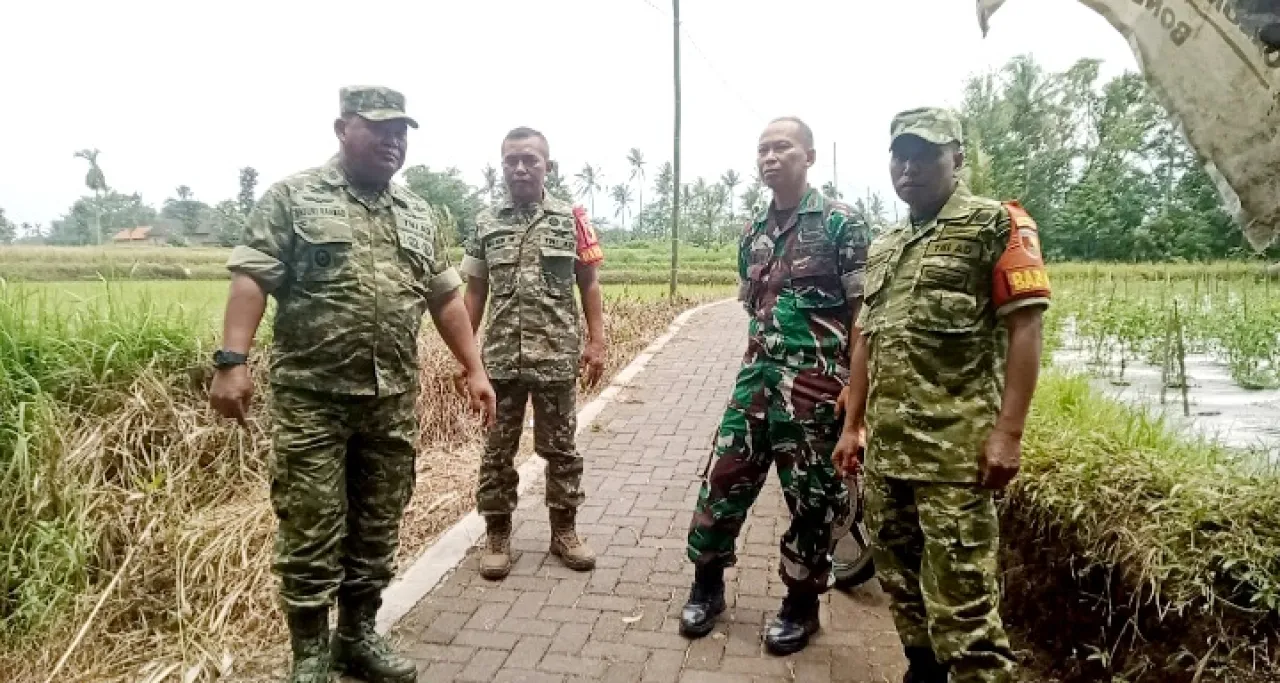 Danramil 0822/01 Bondowoso Tinjau Jembatan Gantung Penghubung Dua Desa, Pastikan Infrastruktur Aman Bagi Warga