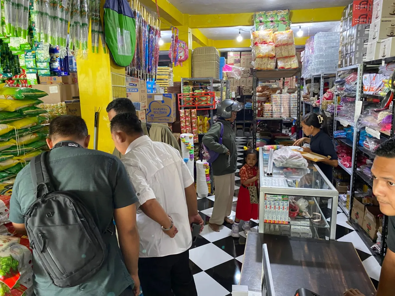 Ket Foto : Polres Bondowoso Pantau Bapokting Jaga Stabilitas Harga Pascalebaran
