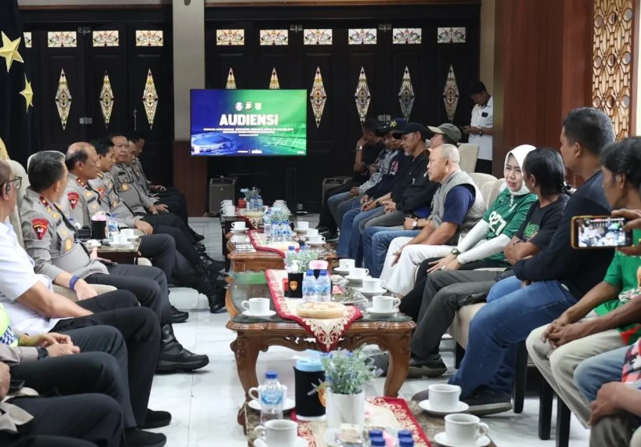 Ket Foto : Kapolda Jatim Satukan Aremania - Bonek, Sepakat Tak Ada Rivalitas di Luar Lapangan