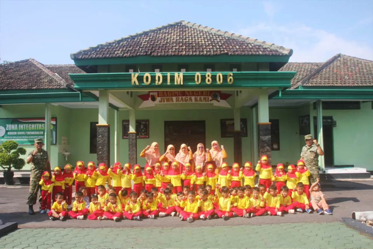 Ket Foto : TNI Kenalkan Dunia Militer ke Anak-Anak, Edukasi Kebangsaan Sejak Dini di Trenggalek
