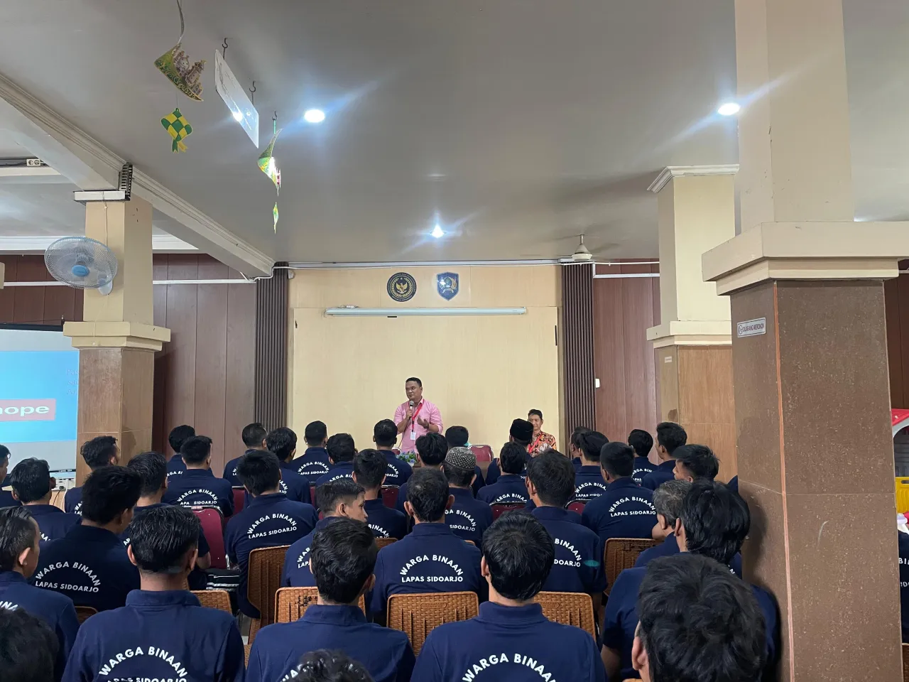 Ket Foto : WARGA BINAAN LAPAS SIDOARJO IKUTI PENYULUHAN MENTAL BERSAMA TIM NEW LIFE BEKASI