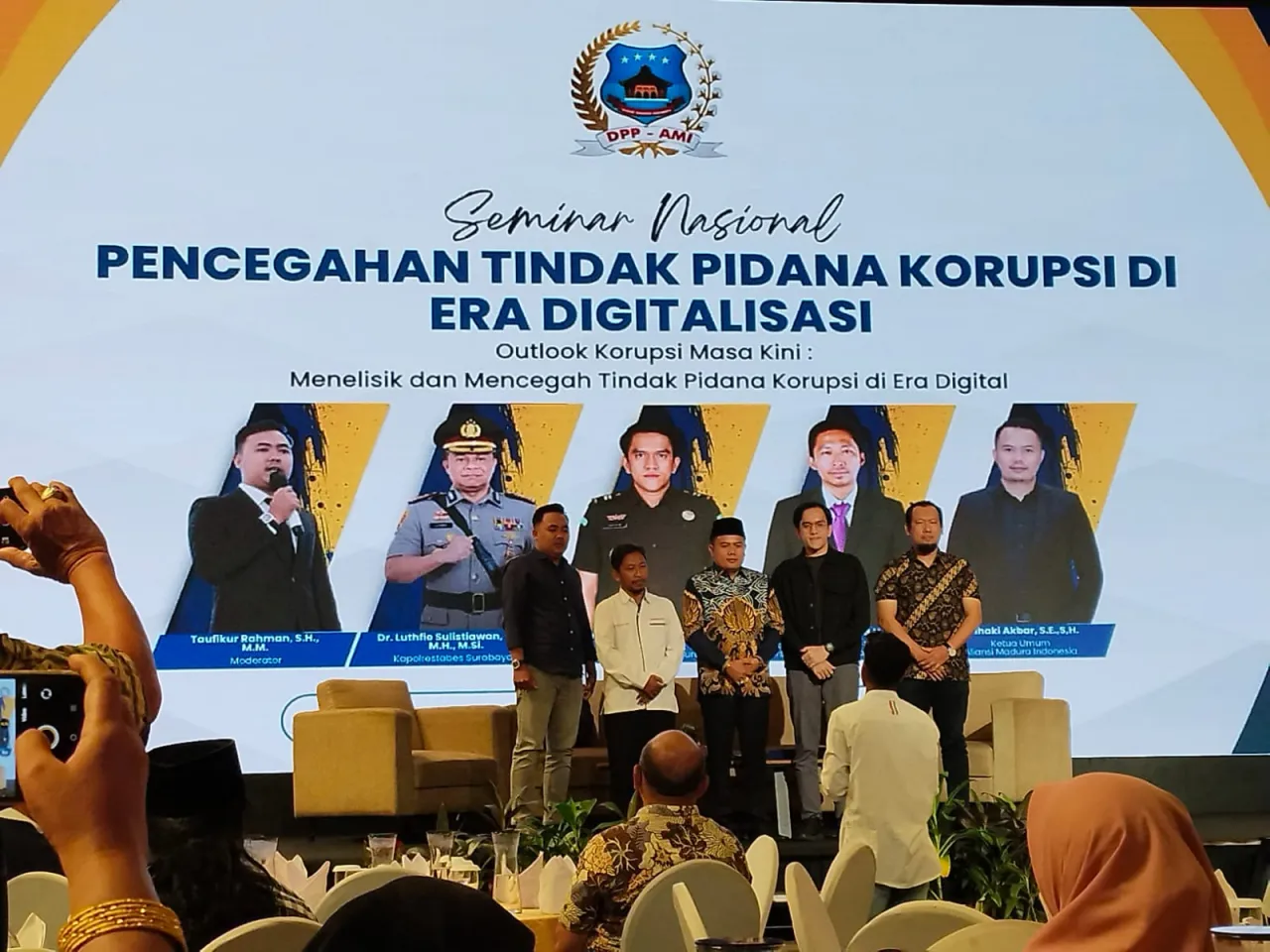 Ket Foto : Merajut Integritas di Tengah Arus Digital, AMI Sukses Gelar Seminar Nasional dan Halal Bihalal di Hotel Morazen