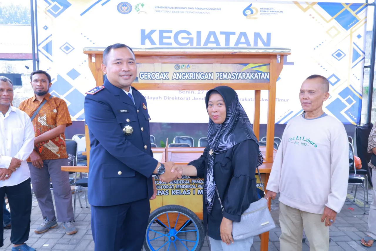 Ket Foto : Dari Lapas untuk Harapan: Bantuan Gerobak Usaha Diserahkan Langsung Kalapas Sidoarjo di Kanwil Ditjenpas Jatim